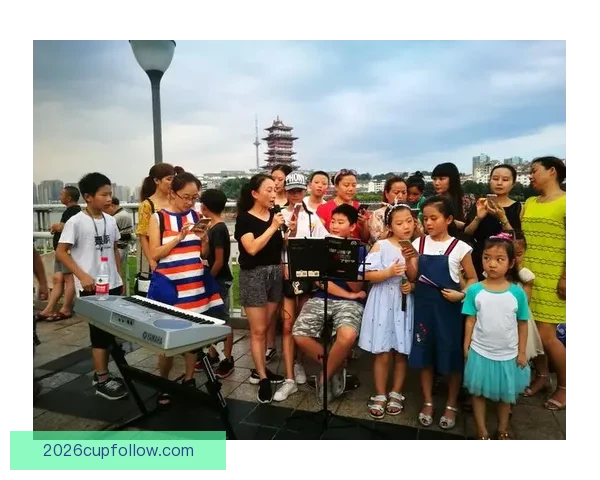 艾维街头演讲引关注 手持麦克风与路人分享独到见解与生活感悟